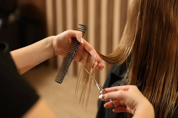 Coiffeur / coiffeuse à domicile utilisant AEcompagnon